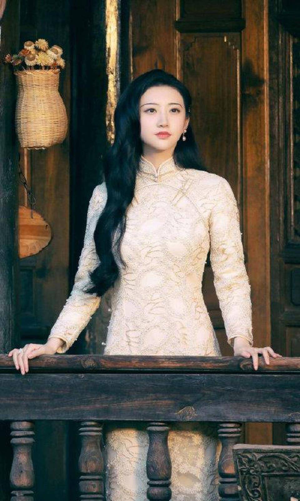 长发 陈都灵旗袍造型太惊艳！长发披肩五官清丽惹人怜，自曝体重引热议