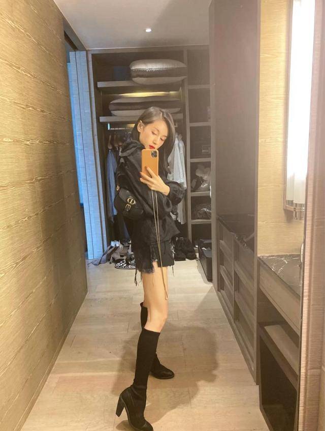 黑色 王子文个子不够比例强撑！穿黑色look外套个性酷炫，大长腿太抢镜