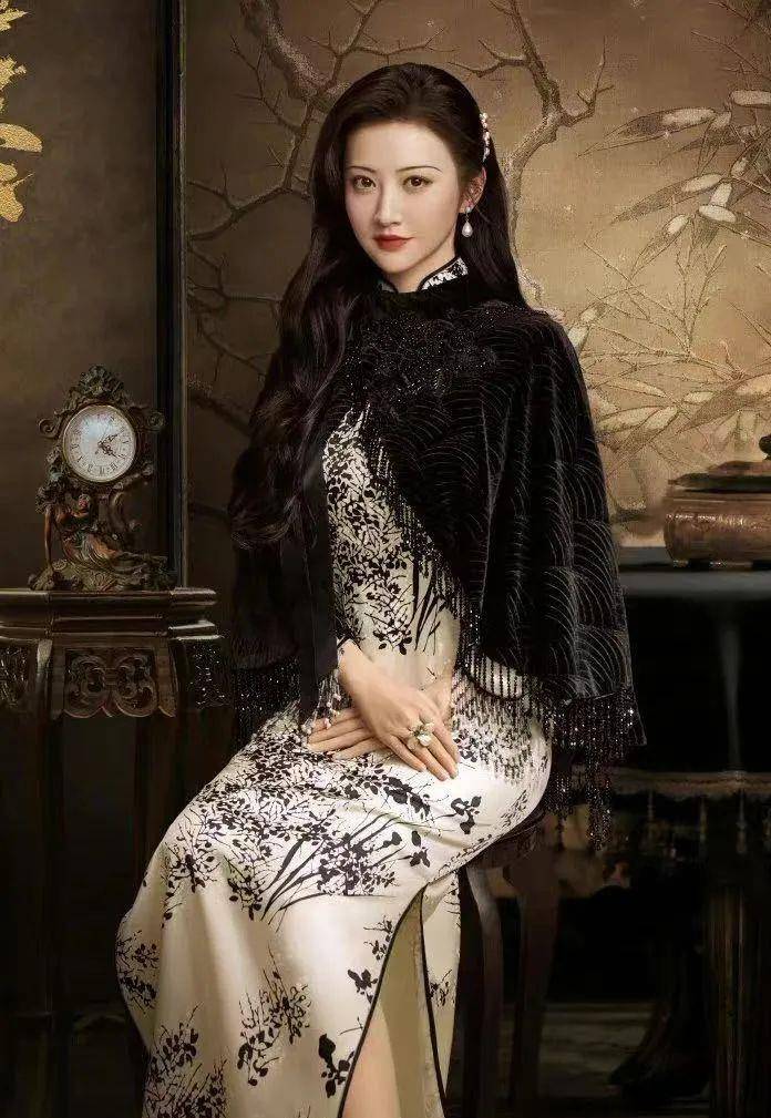 长发 陈都灵旗袍造型太惊艳！长发披肩五官清丽惹人怜，自曝体重引热议