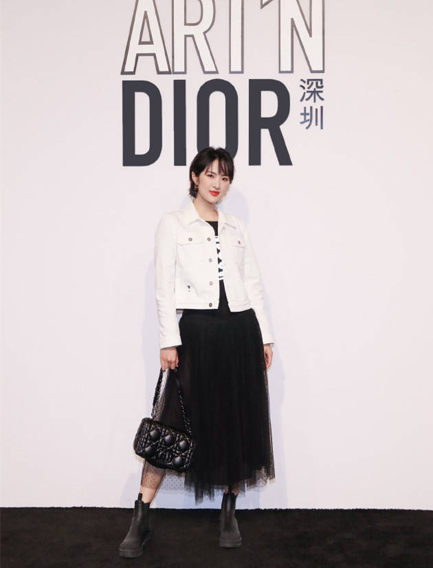 名媛 真搞不懂姚安娜,放着名媛礼服不穿,非要学女团穿露腰装,也挺美?