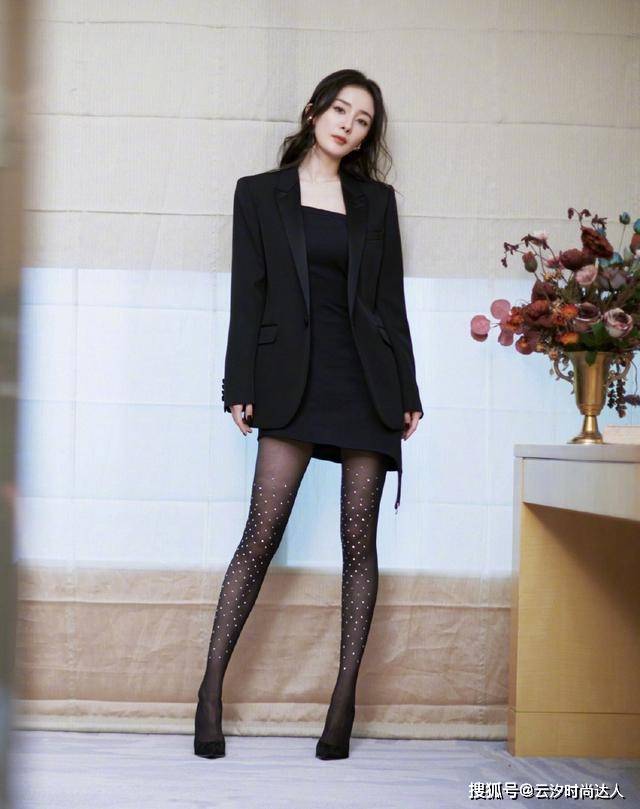 原创杨幂真是会穿黑色西装搭短裙完美勾勒美腿丝袜更俏皮魅惑
