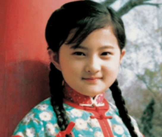 小婉君 如今已经40岁了 一头短发干练利索 不婚不生十分潇洒 金铭