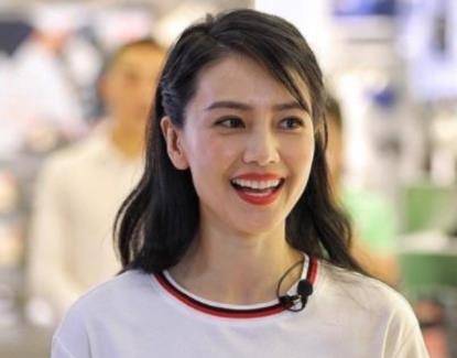 关键高圆圆活动生图曝光，42岁厚重滤镜难掩美貌，采访也忍不住说老公