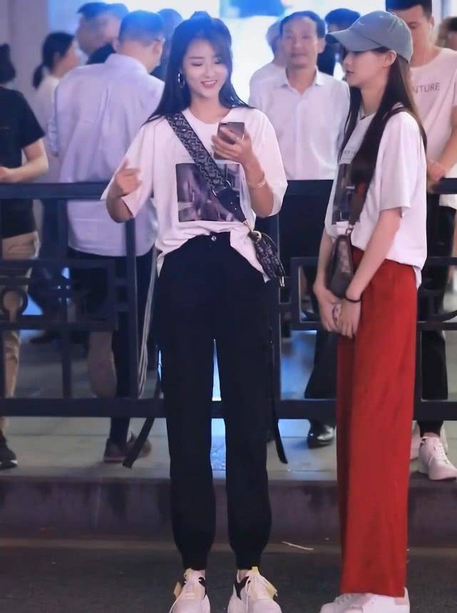 身材 长腿闺蜜街拍,她因穿“儿童鞋”成功抢镜,终于知道脚小的好处!