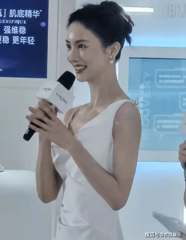 活动金晨活动生图曝光，穿吊带白裙又高又瘦，腕线过裆身材比例完美