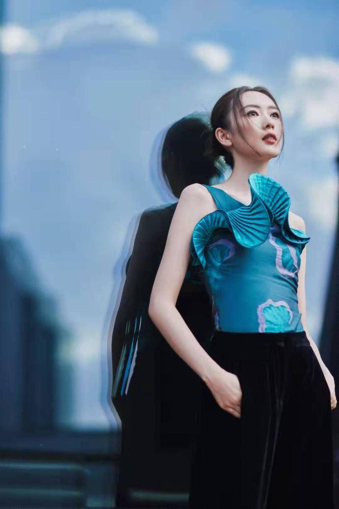 套装 童瑶得奖后越来越会穿,橘色套装配黑肚兜,美得精致又妩媚