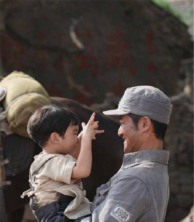 吴京|谢楠带孩子探班吴京，晒一家三口背影照幸福甜蜜