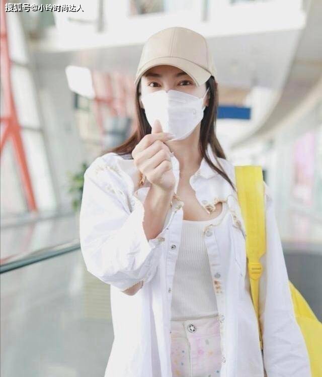 显得 张雨绮豹纹背带裤，复古时尚独具个人魅力，视觉冲击力极强