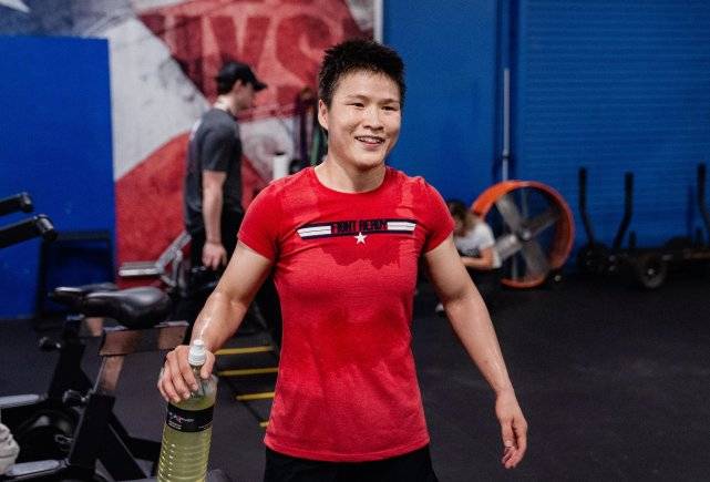 张伟丽人缘奇佳ufc最狂美国拳王主动示好头枕她臂弯让她轻抚