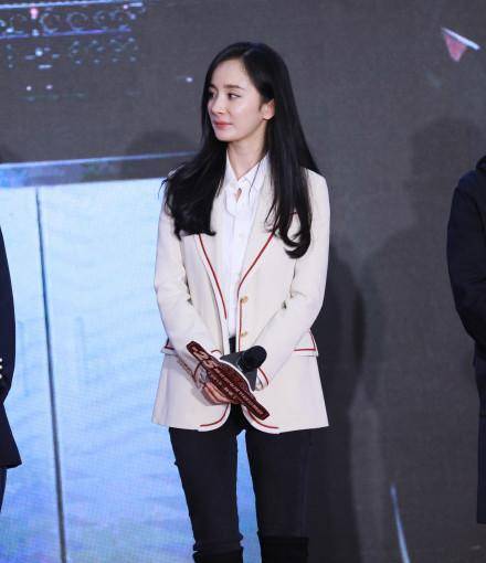 杨幂 杨幂终于不扮嫩了，穿白西装配长靴改走知性风，不P图尽显法令纹
