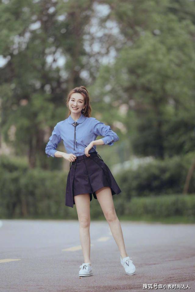 马尾 吴昕校园风写真，蓝色衬衫配高马尾，37岁穿得如此清纯