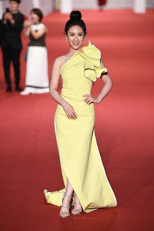 进行 吴宗宪女儿穿衣风格挺大胆，一袭大V领浅蓝礼服挺优雅，身材真好