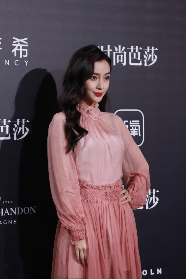 身材 杨颖都是当妈的人了,可驾驭粉色丝毫不逊色,穿粉裙女人味真足