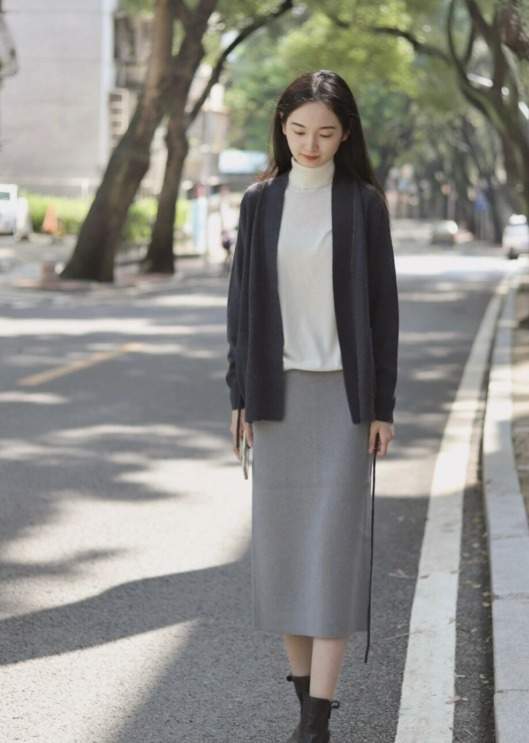 小个子 秋冬，是时候穿高领衫了，尝试这几组叠穿搭配，意外的好看时髦