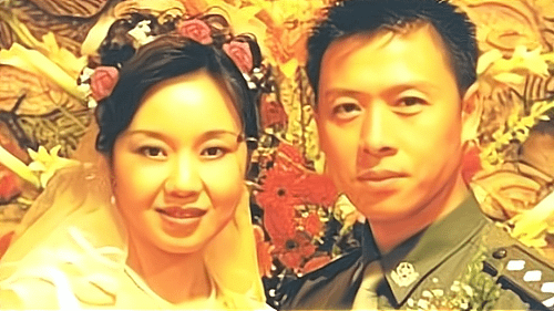 什么|风情女人闫妮，当了17年单亲妈妈，把女儿带进演艺圈，母女同演《突围》