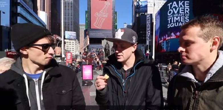 因为|老外品尝中国小零食,吃完后瞬间成为超级粉丝:我要去中国买!