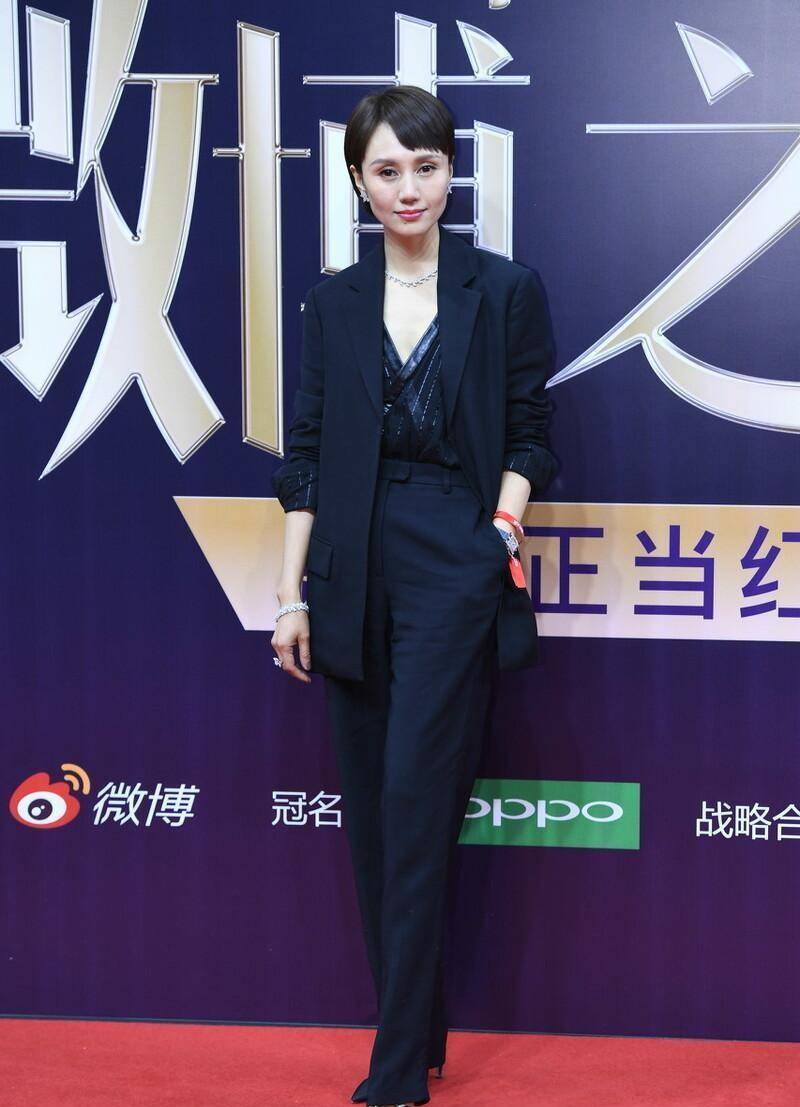 职场 终于知道为啥袁泉总演女强人了，一身职场装扮好有范儿，真有气质