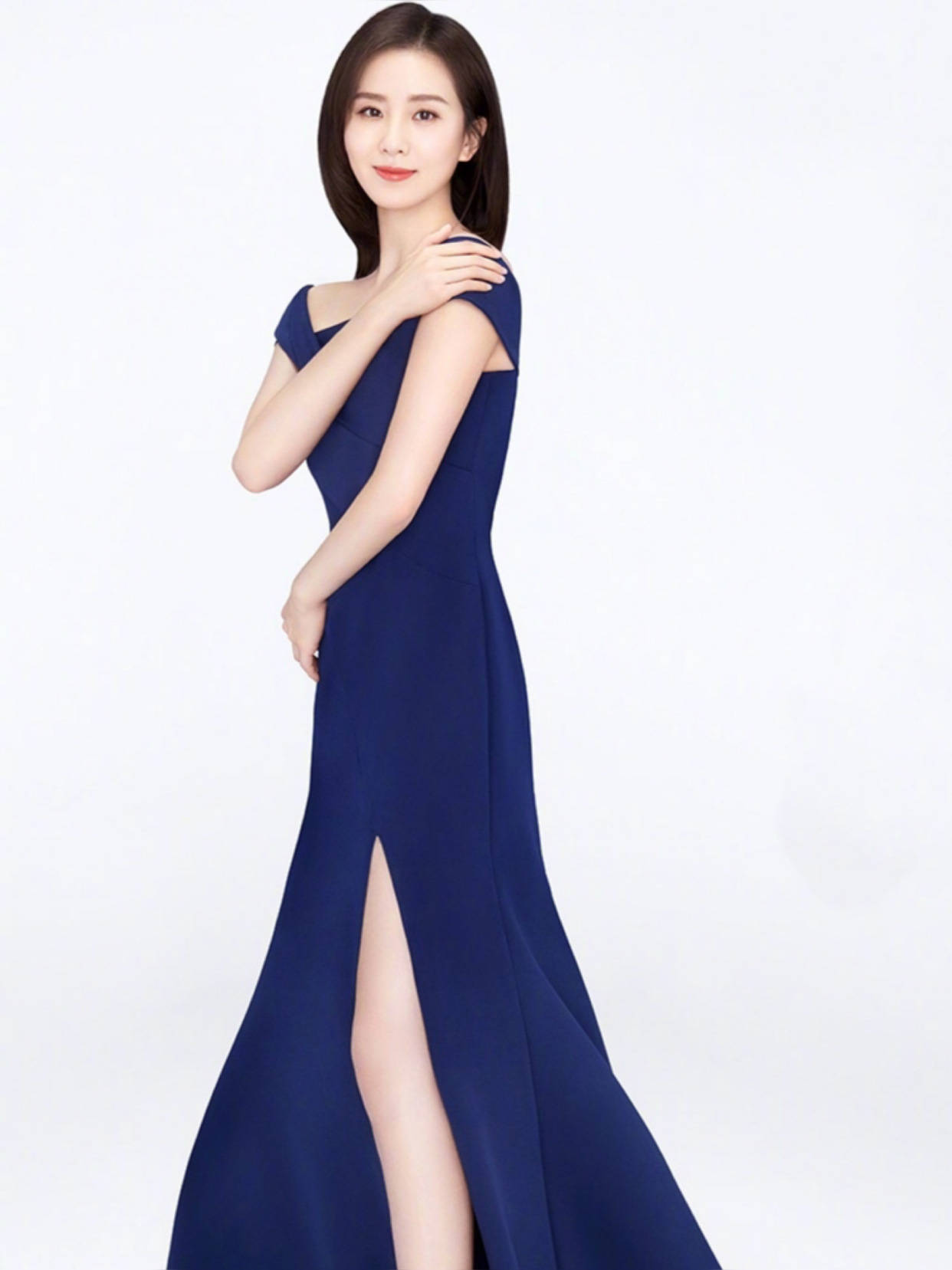 同时白色是洁净清爽的颜色整套造型出现出从简温婉的淑女气质