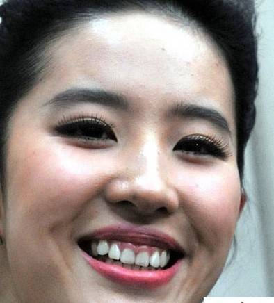 原创都是笑露牙龈为啥白鹿被赞笑出强大而刘亦菲被说丑