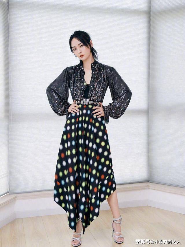 周笔畅 周笔畅温柔造型也很美,宫廷风红色礼服裙,复古又优雅