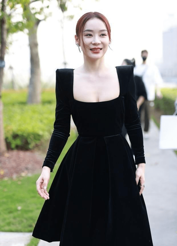 身材 袁姗姗离开滤镜后,颜值虽然像路人,但身材真好,肩膀直成一条线