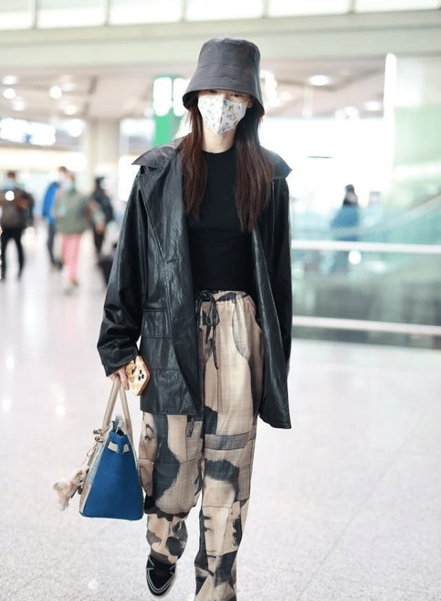 显得 金晨把夹克穿出了高级感，配印花裤显得率性又时尚，藏不住精致感