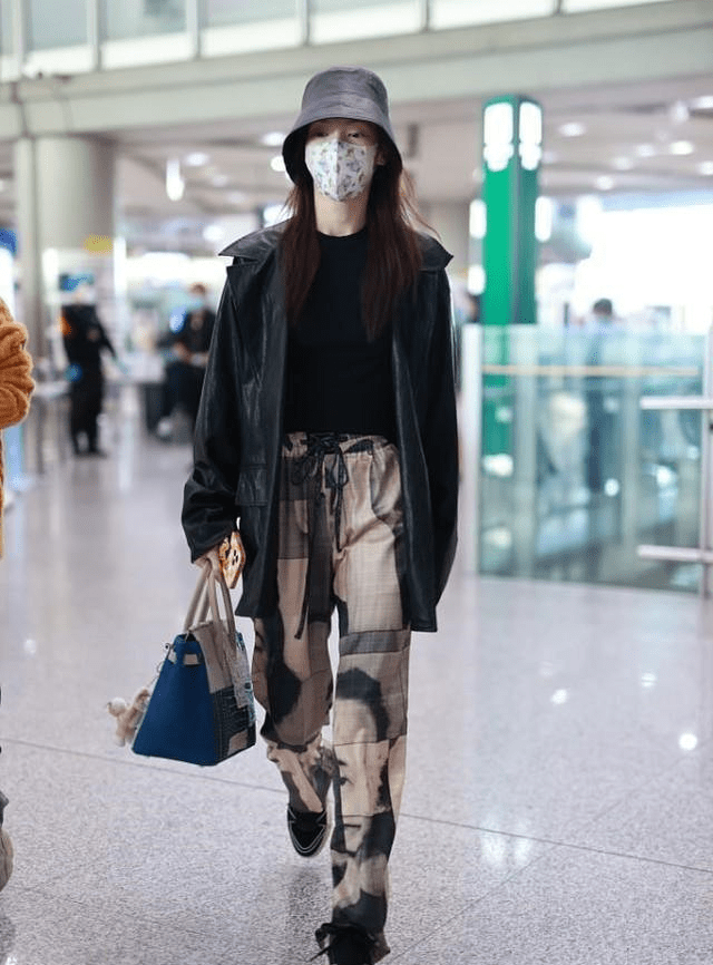 显得 金晨把夹克穿出了高级感，配印花裤显得率性又时尚，藏不住精致感