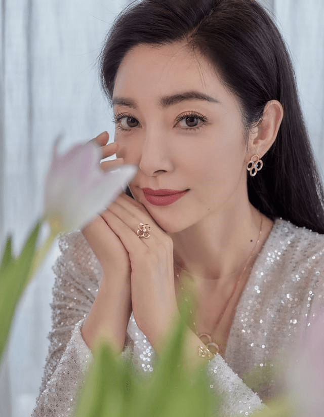 亮片李冰冰把亮片穿得优雅不俗，V领里面配裸色打底，看着还挺保守的