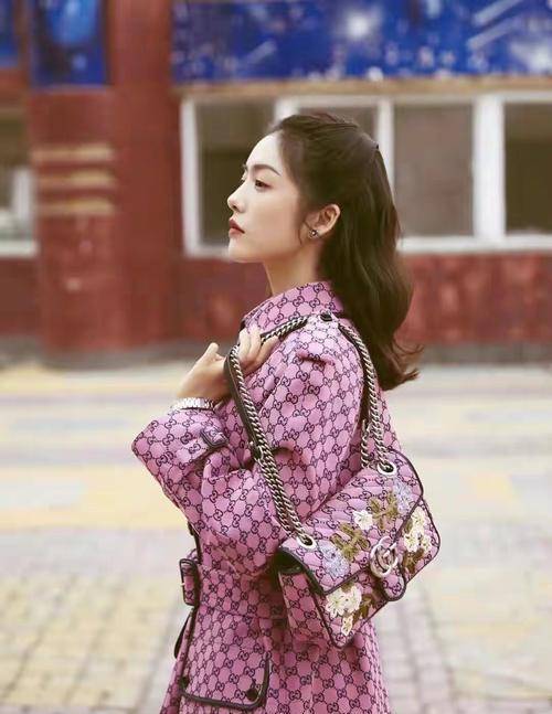 整体 可盐可甜蔡文静,一身粉色大衣加身文静又典雅