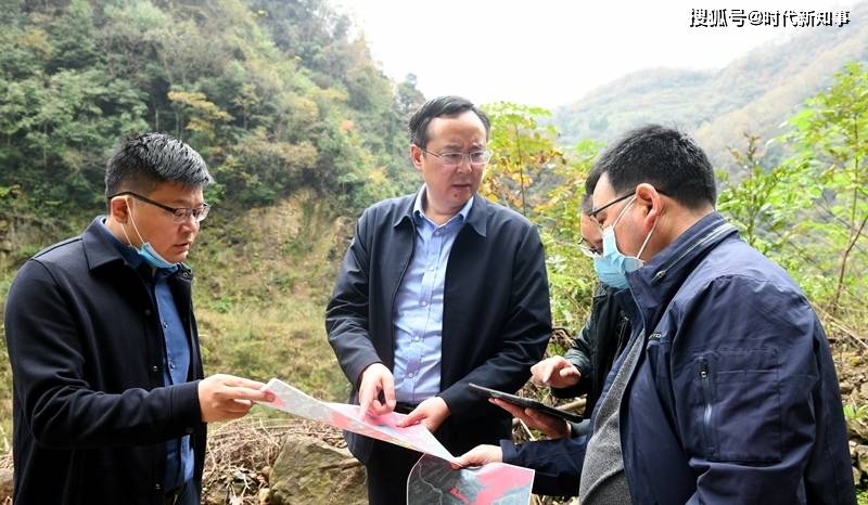 11月6日,四川省巴中市通江县委副书记,县长谭青松到铁溪镇调研矿产