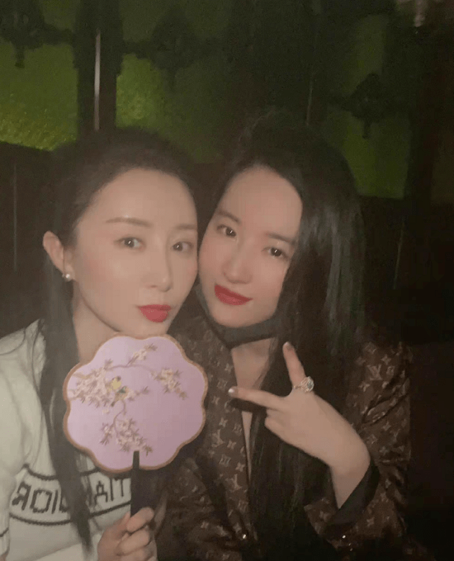 舒畅 舒畅刘亦菲最新合影曝光！刘亦菲穿LV像阔太，舒畅美貌逆袭更吸睛