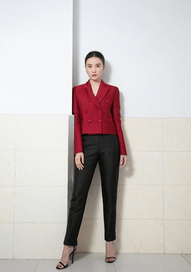 宋佳 宋佳把年龄变成优势，黑色西装套装配低胸内搭，看得出气势挺足