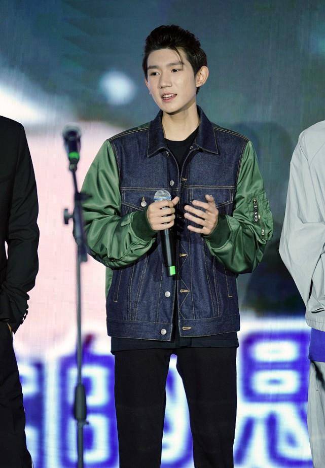 服装 王源越来越有型男范儿了，穿着牛仔夹克好帅气，没啥少年感了