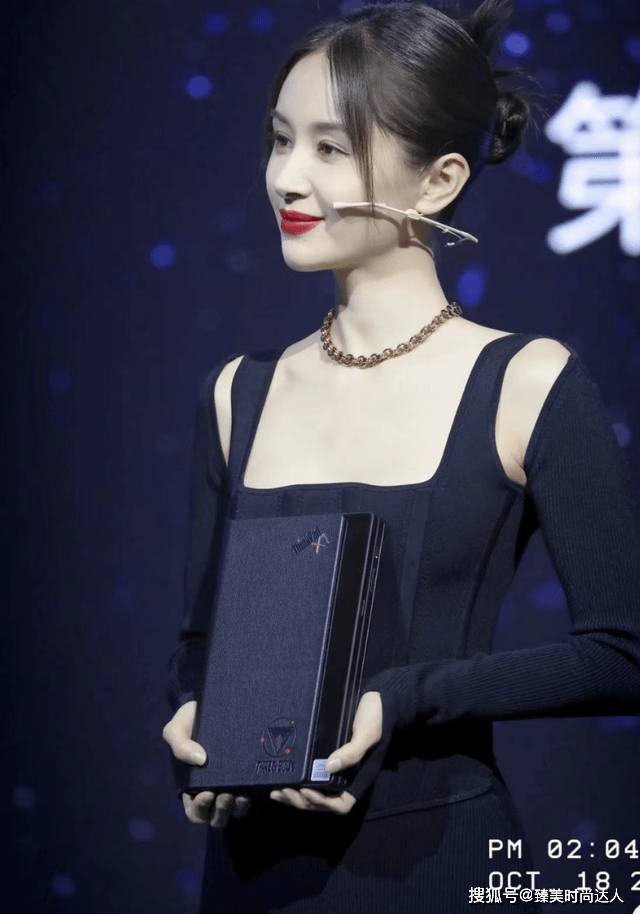 身材 王子文虽个子小但有“括号臀”，穿束胸款连衣裙，身材比例太完美