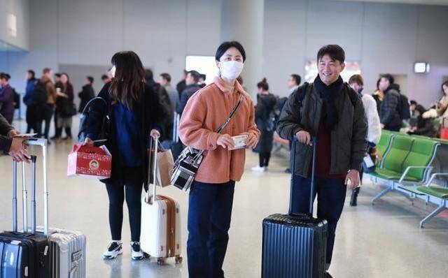 身材 染黄发的孙莉挺叛逆的,但穿衣潇洒随性,西装配牛仔裤简约大气