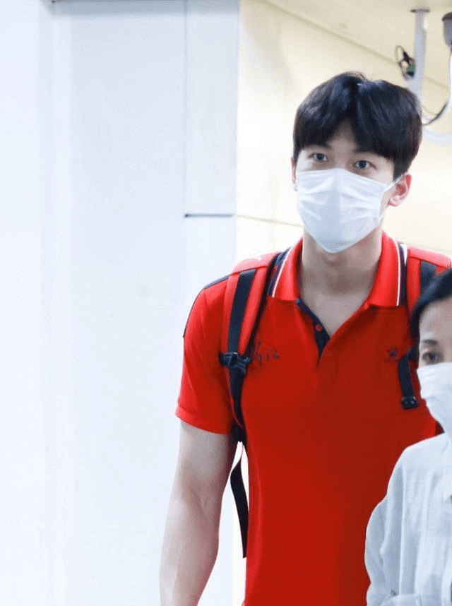 色彩 运动员的气质真是没得比，汪顺穿POLO衫也有活力，气质挺耐看的