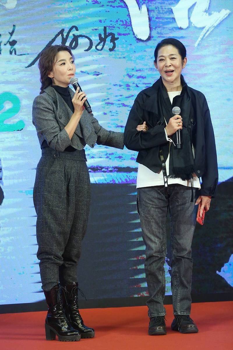 直播没开美颜直播的朱迅，满脸皱纹皮肤松弛的特真实，是老阿姨！