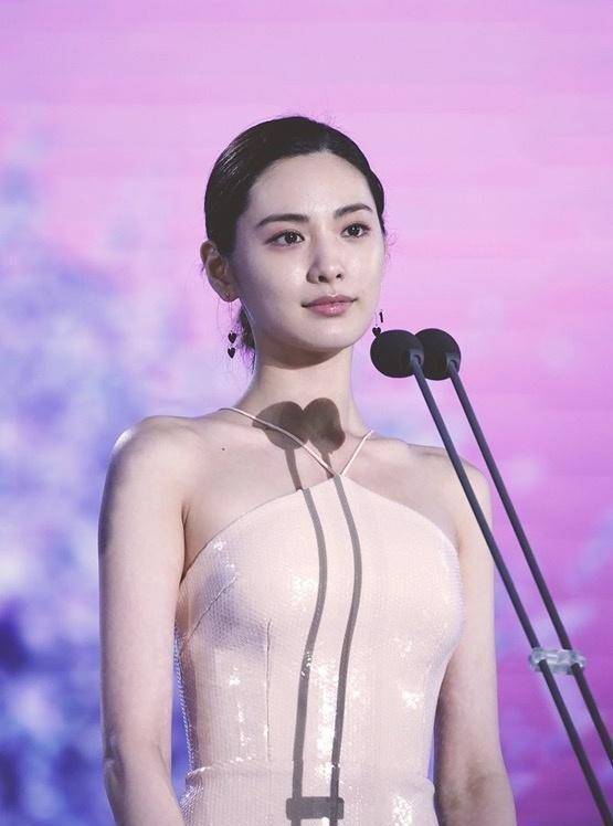 珍娜她连续三年被评为“世界第一美女”，穿乳胶人鱼裙美得不像话
