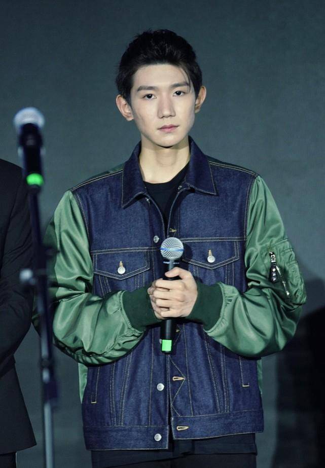 服装 王源越来越有型男范儿了，穿着牛仔夹克好帅气，没啥少年感了