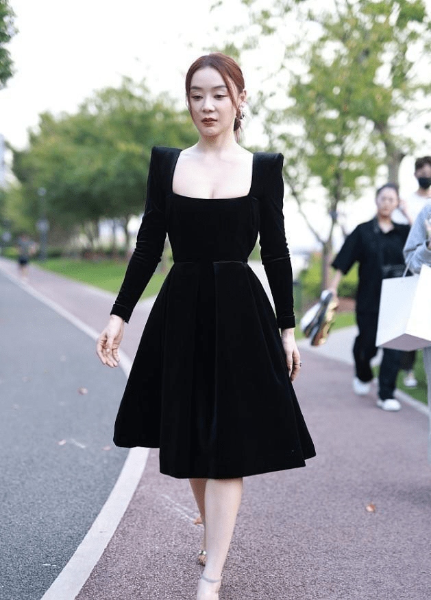 身材 袁姗姗离开滤镜后,颜值虽然像路人,但身材真好,肩膀直成一条线