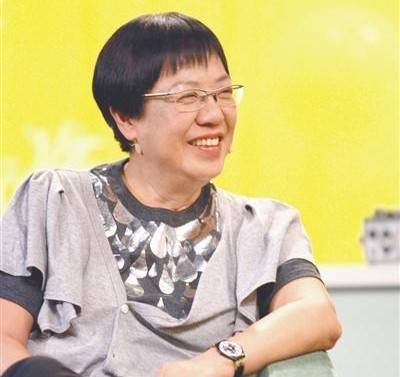 因为|许鞍华因《第一炉香》被质疑，却不知她一生奉献给电影，一生未婚