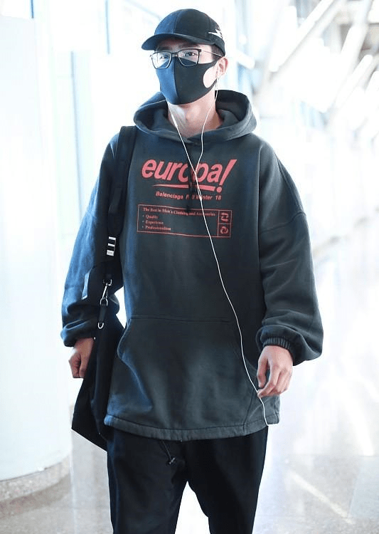 卫衣 刘昊然太有“少年气”了,小虎牙配眯眯眼谁不爱,身穿卫衣都很帅