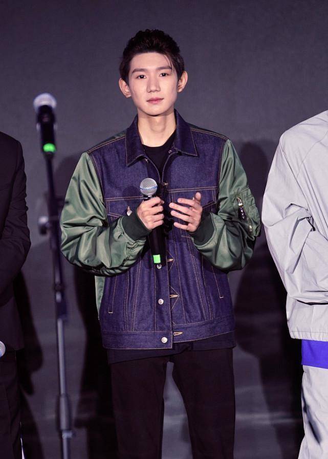 服装 王源越来越有型男范儿了，穿着牛仔夹克好帅气，没啥少年感了