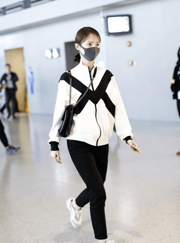 显得 金晨把夹克穿出了高级感，配印花裤显得率性又时尚，藏不住精致感