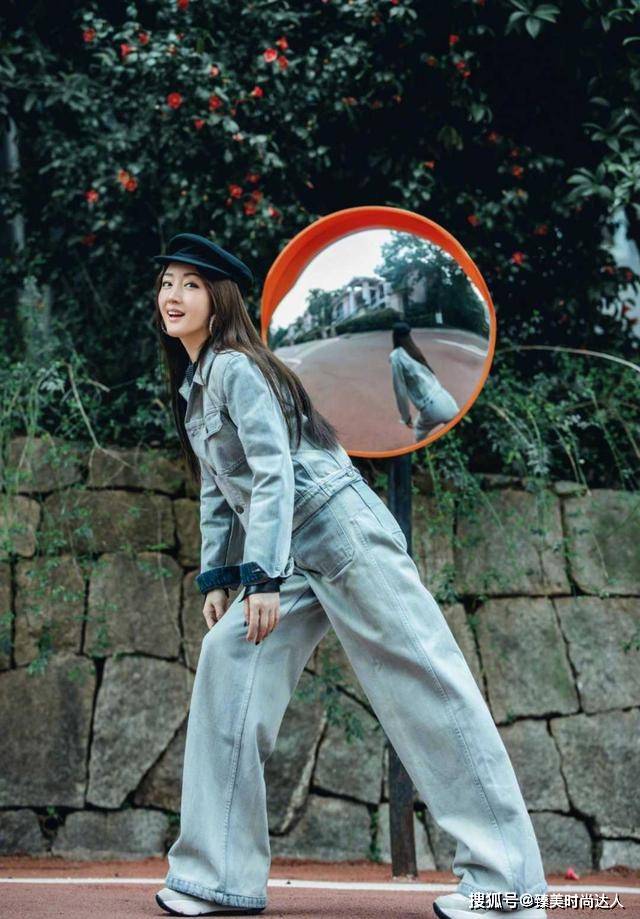元素 杨钰莹不愧是“活久见”,穿牛仔套装配贝雷帽,不说以为只有20岁