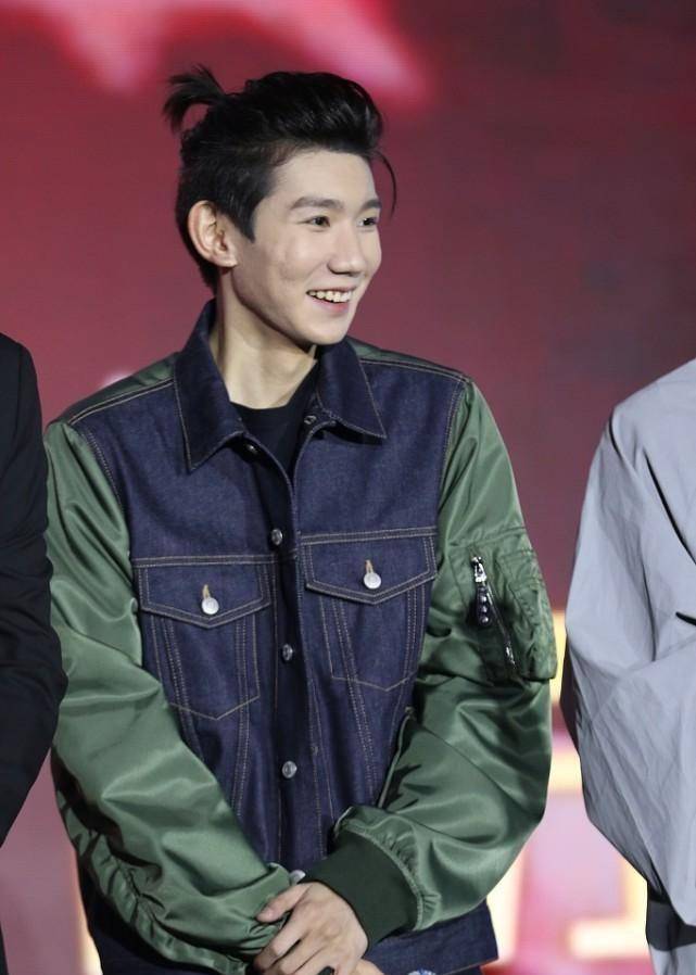 服装 王源越来越有型男范儿了，穿着牛仔夹克好帅气，没啥少年感了