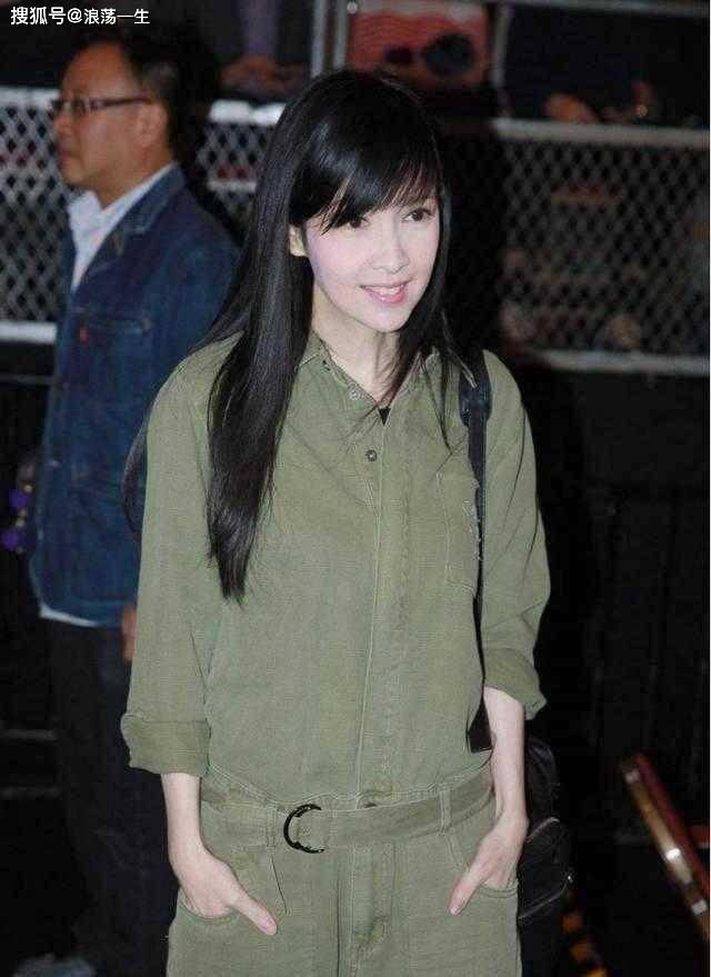 感觉 53岁周慧敏哪像“大妈”，穿军绿连体裤亮相，同框同辈却像隔代人