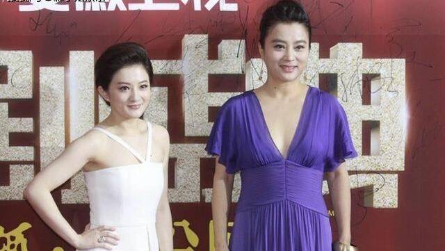 一身 40岁金铭更迷人,一身白色穿搭参加活动,气质碾压58岁李玲玉