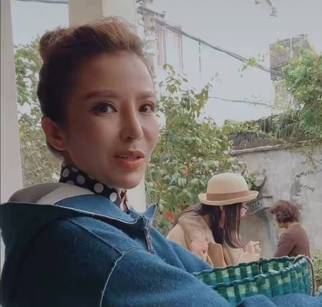 直播没开美颜直播的朱迅，满脸皱纹皮肤松弛的特真实，是老阿姨！