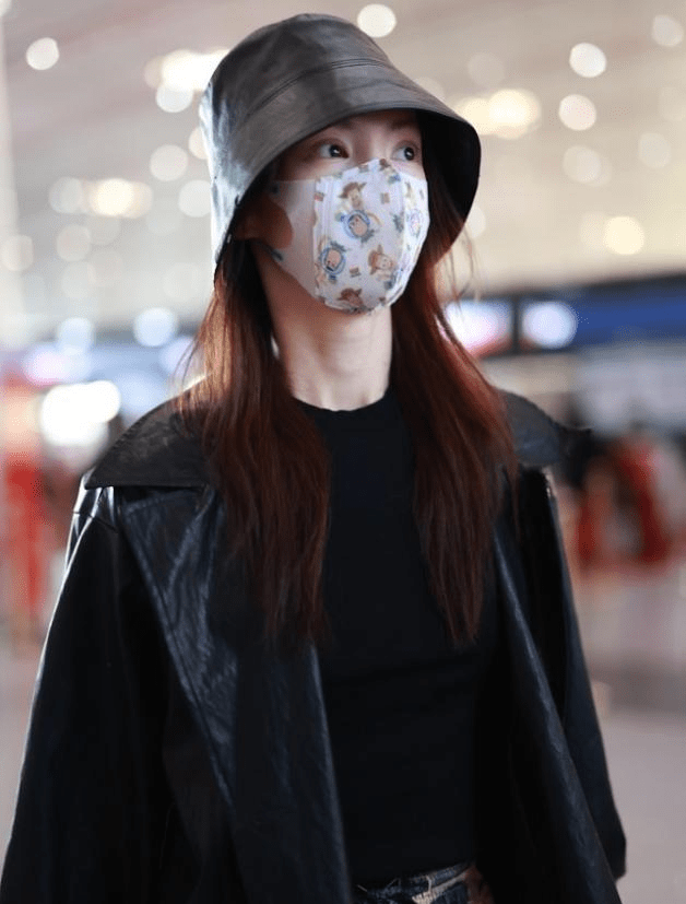 显得 金晨把夹克穿出了高级感，配印花裤显得率性又时尚，藏不住精致感